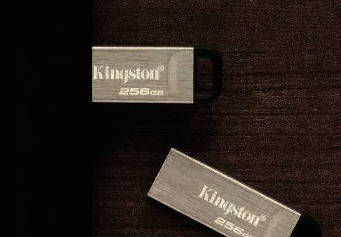 U盘插入电脑示意图，旁边放置着准备好的安装包文件夹