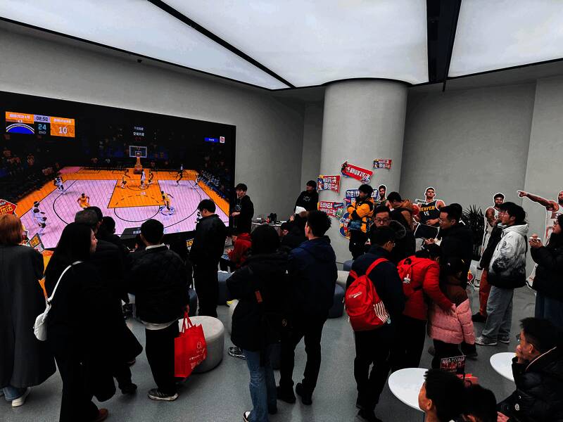 玩家在门店体验《NBA巅峰对决》，多人组队进行现场对决