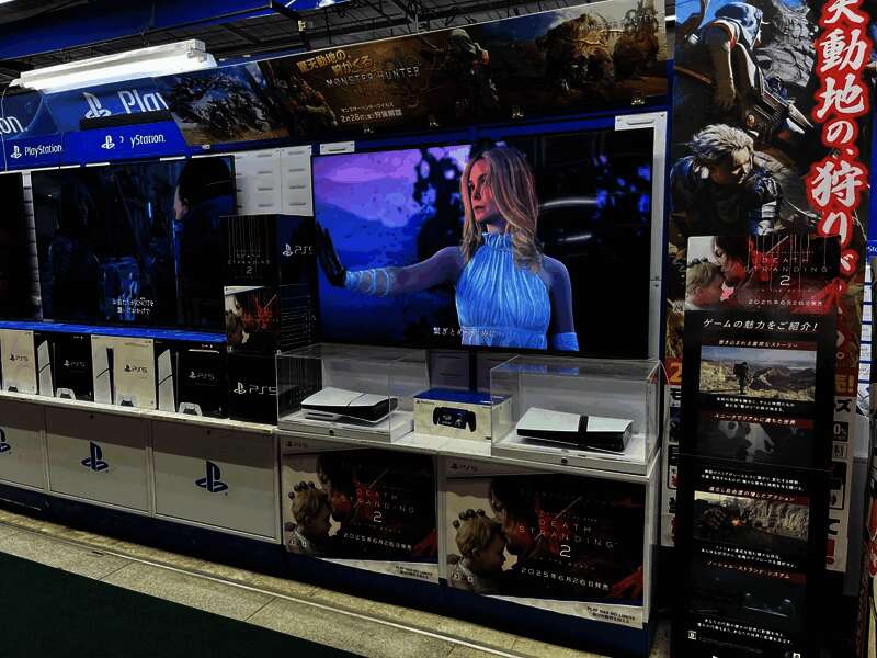 游戏战斗场景截图，特效绚丽，角色与环境互动真实