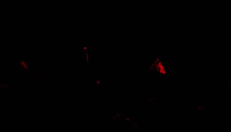 松野泰己接受采访现场照，神情认真地阐述重制理念