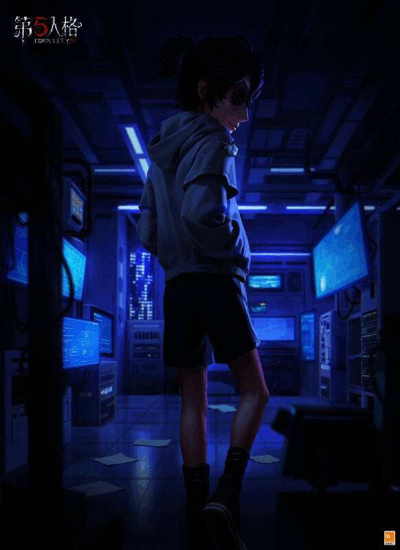 囚徒OPH.LUCA身穿银灰色帽衫，展现电竞风格造型