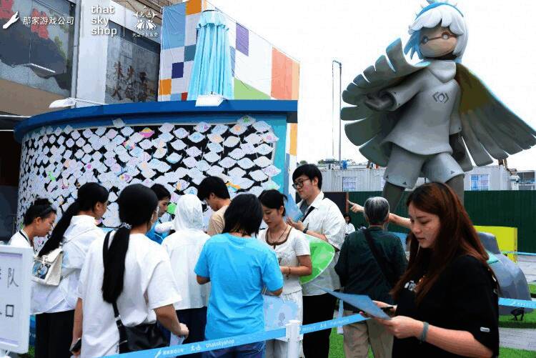 第一届友友会在杭州举办时的盛况，现场人潮涌动气氛热烈