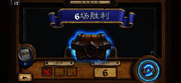 玩家正在操作炉石传说游戏，屏幕上显示着紧张刺激的战斗场景，手部动作显示出专注神情