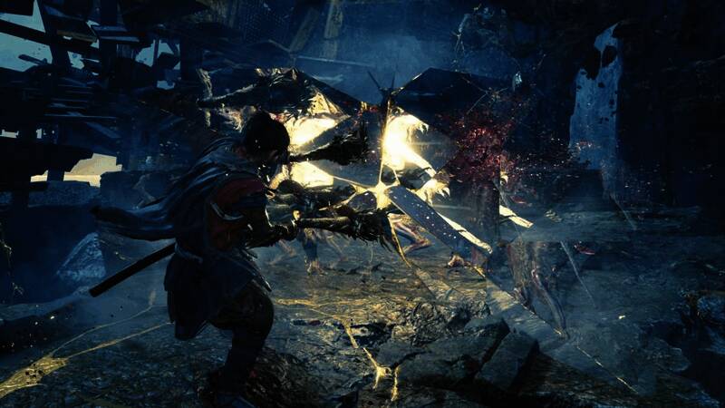 游戏角色挥舞巨锤进行强力攻击，背景为日式风格战场场景