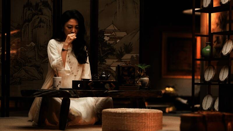 游戏场景截图，展示角色互动与剧情选择界面