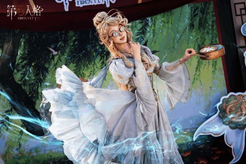 COSER扮演的《第五人格》游戏角色与现场观众互动，表情生动，服装还原度高