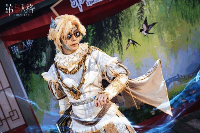 《第五人格》角色COS表演精彩瞬间，现场观众热情参与合影互动