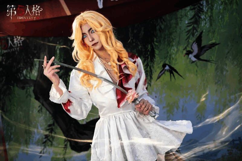 《第五人格》角色COS展示细节图，服饰精致，场景布置富有庄园风格