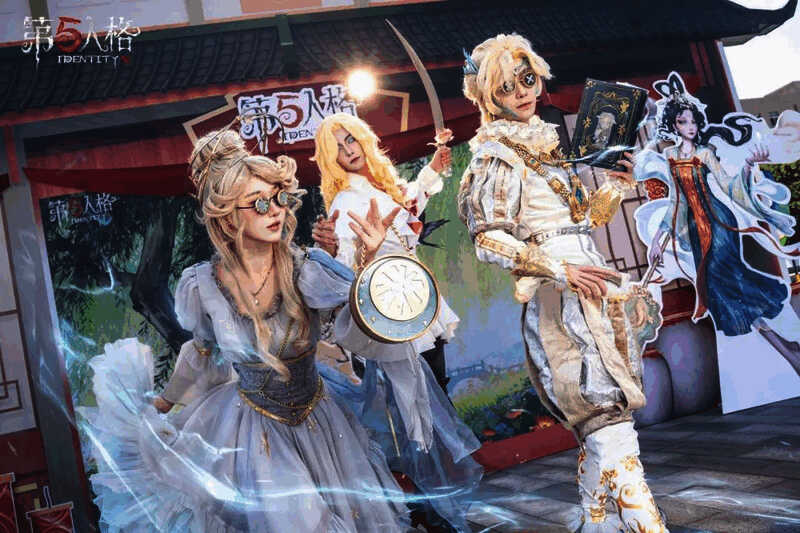 《第五人格》线下活动现场，访客们围绕角色COS展开热烈互动