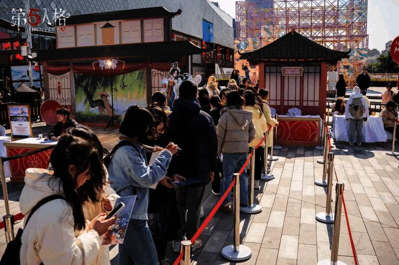 《第五人格》互动游戏区现场图，玩家正积极参与游戏挑战