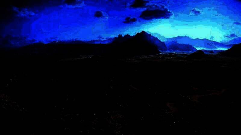 《死亡搁浅2》游戏实机截图，展示主角穿越荒野的场景