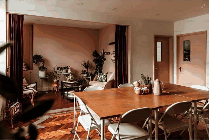 一张家具照片，色彩明亮，营造出温暖居家氛围