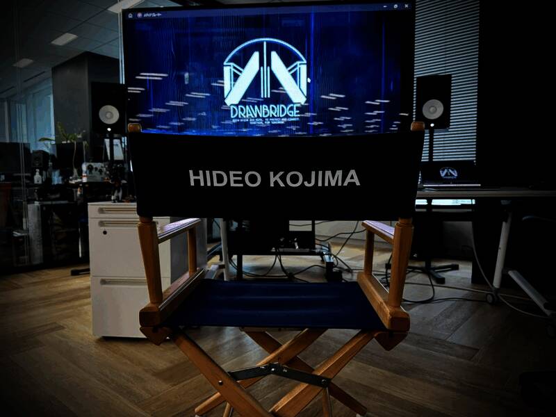 小岛制作室内部布置成影院风格，员工们围坐在一起观看预告片