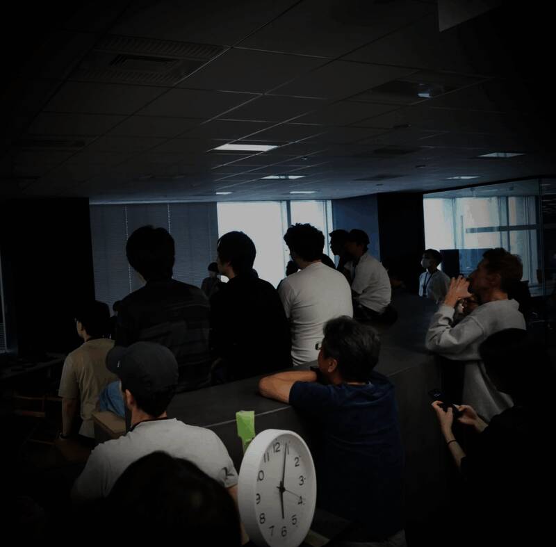 屏幕上播放着预告片片段，展现出未来感十足的动作战斗场景