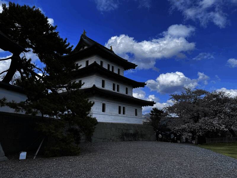 阿伊努族传统服饰展示，图案精美，色彩鲜明