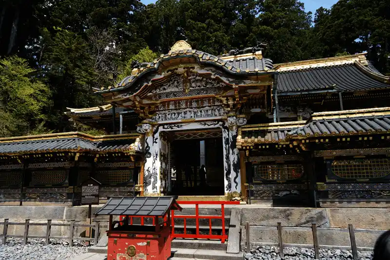 阿伊努族传统仪式表演现场，气氛庄重肃穆