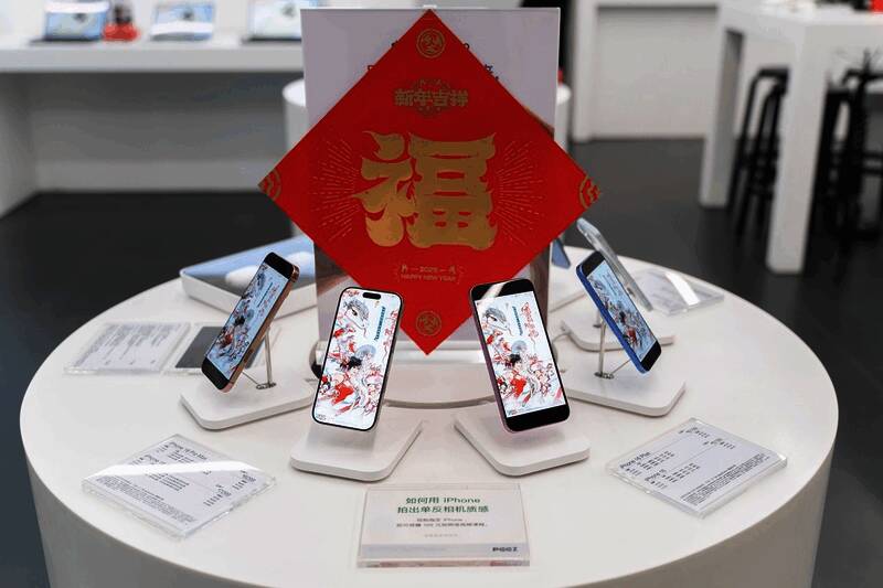 DNF手游与Apple授权专营店联动活动现场，玩家热情参与