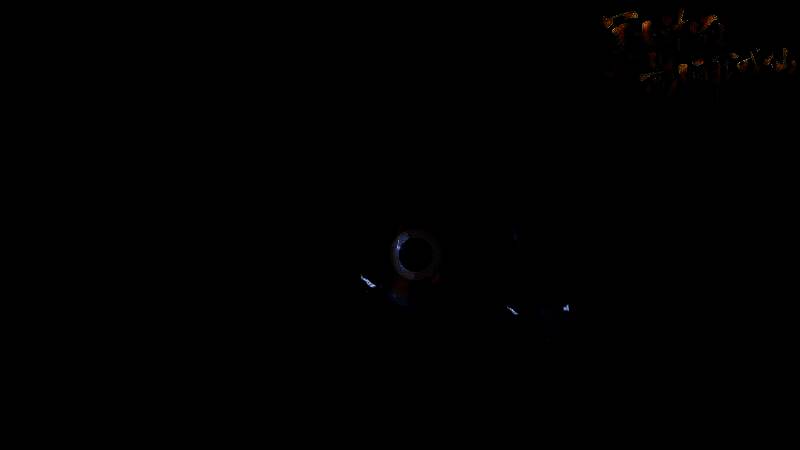 游戏场景截图，主角御剑飞行穿越云海，背景为壮丽宗门建筑群