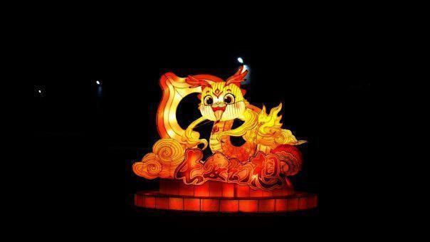 定制年货礼盒外观精美，内含法丽兹曲奇与绿盒王老吉