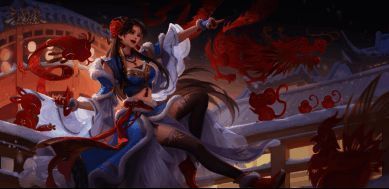 界张春华身穿飘逸裙装，手持羽扇，宛若仙女下凡