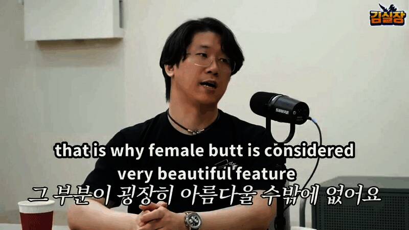 金亨泰手持模型进行对比演示