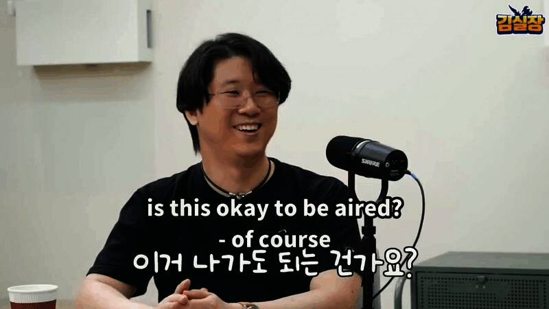 金亨泰结束讲解后与主持人击掌庆祝