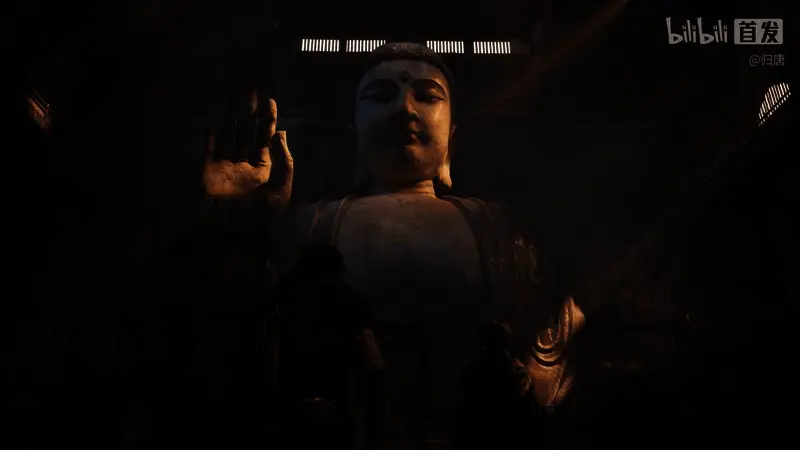 角色站在雪山之巅俯瞰大地，身披厚重皮毛，背景是连绵山脉和暴风雪