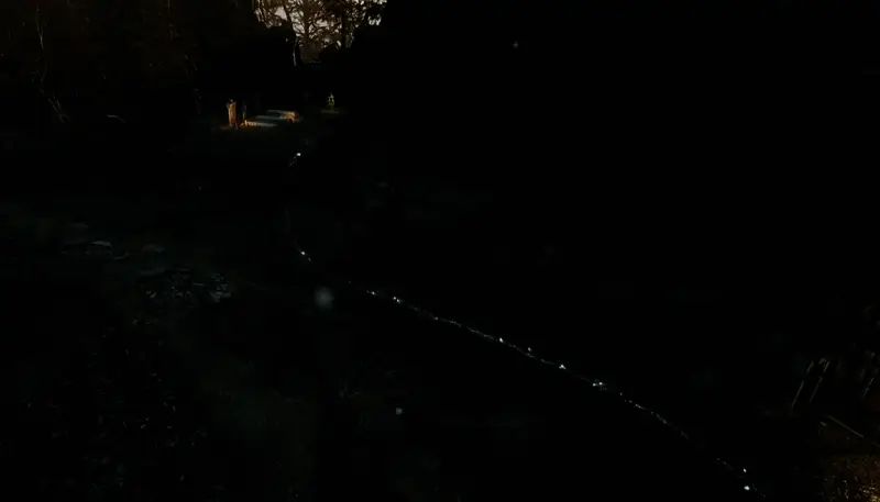 玩家在星光通道中行走，身后留下淡蓝色轨迹