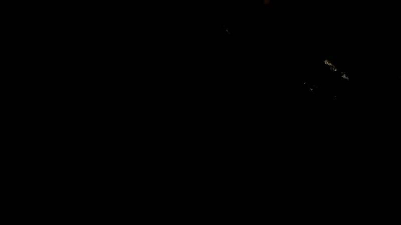 武士持刀穿梭于破败古街，光影交错