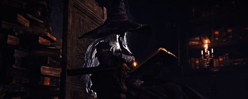 隐士角色立绘展示，身穿深色斗篷，手持长杖，眼神冷峻