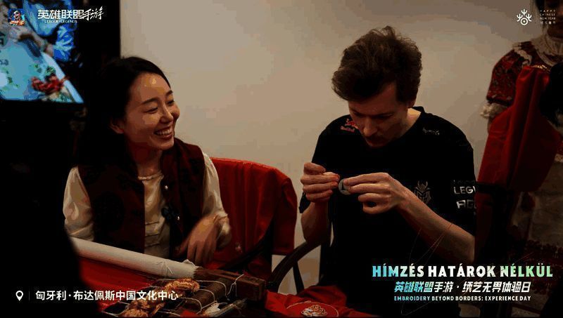 Kesha学习刺绣过程中认真专注的神情