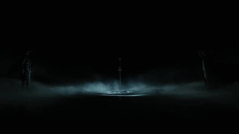 主角手持武器在黑暗环境中与怪异生物激烈对战的游戏画面，气氛紧张刺激