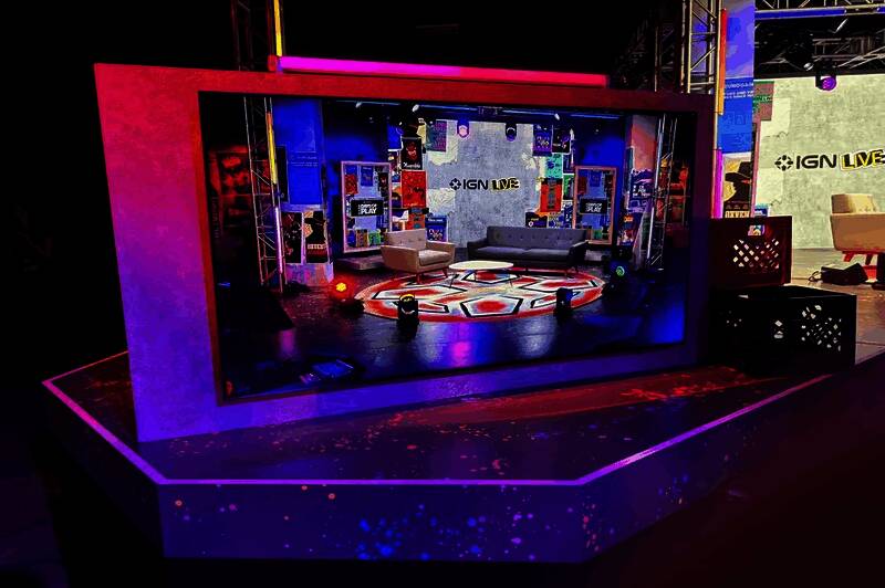 IGN展会现场照片，展示《方舟》主题展厅与玩家互动的热闹场景