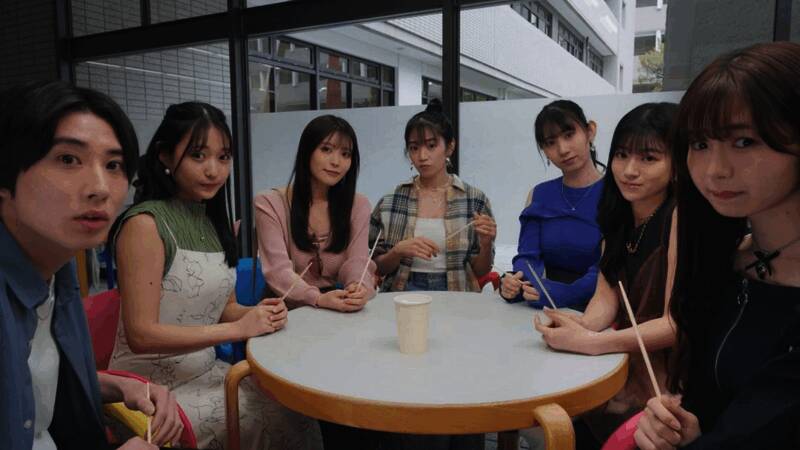 游戏场景截图，主角与一位女主角在咖啡馆内交谈，氛围温馨浪漫