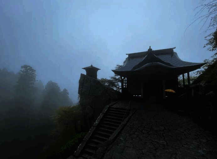 羊蹄山远景图，云雾缭绕，山势雄伟