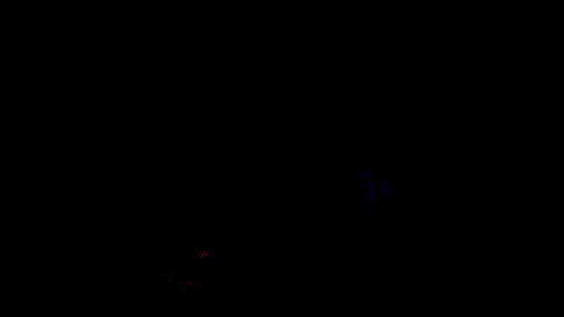 夕阳下，主角独自站在船头遥望远方，手中握着一枚装有纸条的玻璃瓶