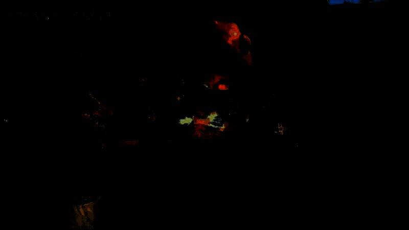 弓武器战斗画面，角色拉弓蓄力准备射击巨型怪兽