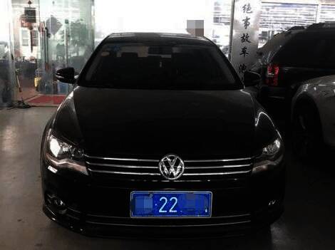 车辆正前方照片，车牌号码清晰可见