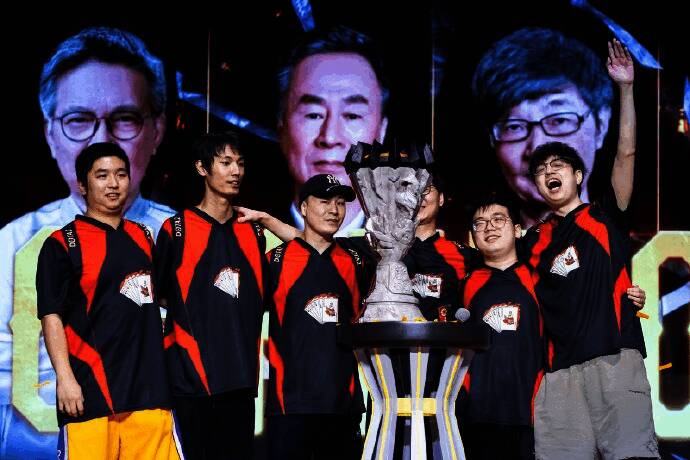 DOTA2不朽杯总决赛现场，选手激烈对战