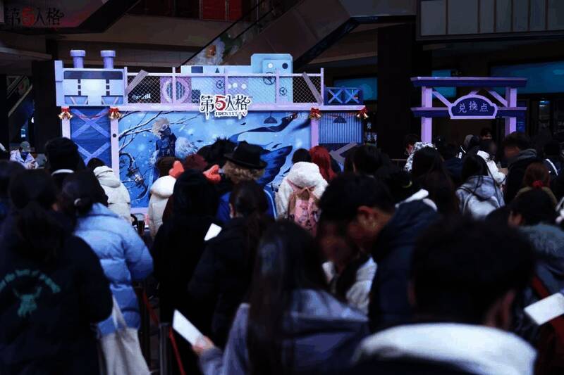 COSER还原游戏角色舞女与古董商，现场观众围观互动