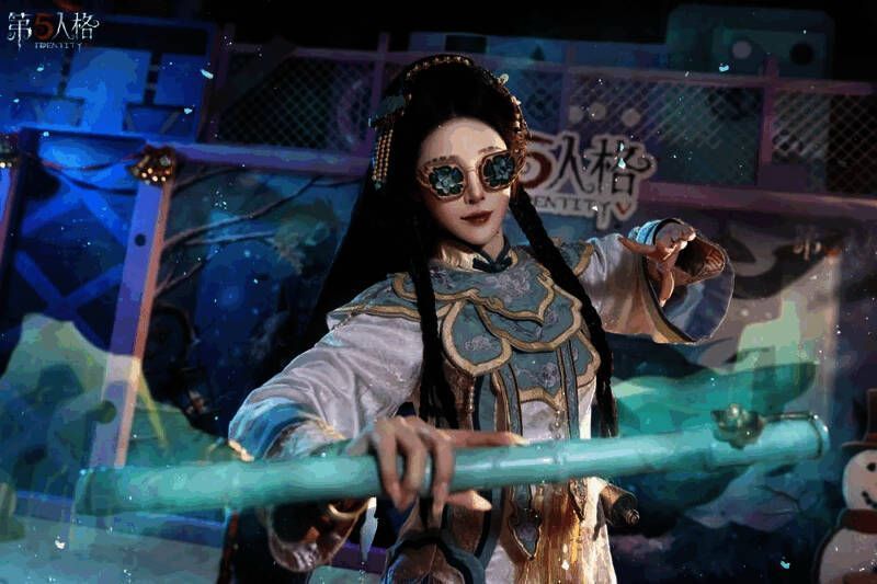 访客排队领取限量周边奖品，工作人员正在发放纪念徽章