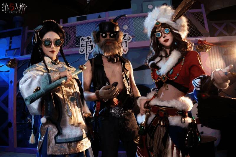 野人与宠物林间漫步插画展示，作为线上活动奖励预览画面