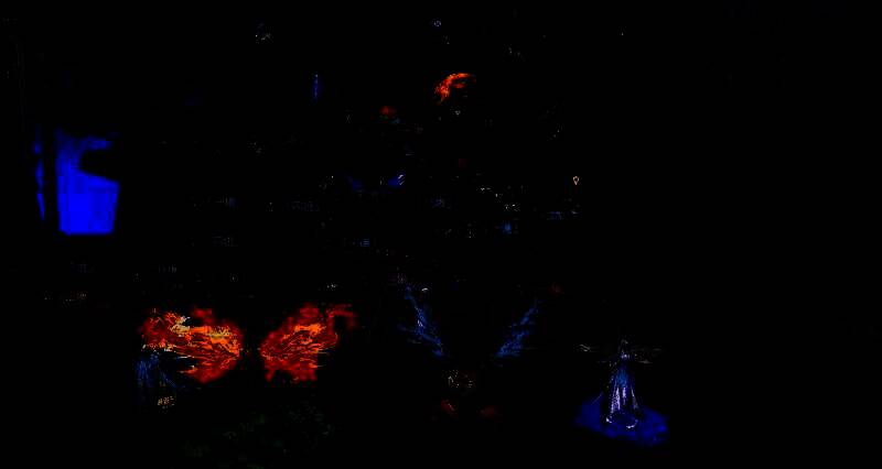 玩家与粉丝互动界面截图，弹幕飞过，气氛热烈