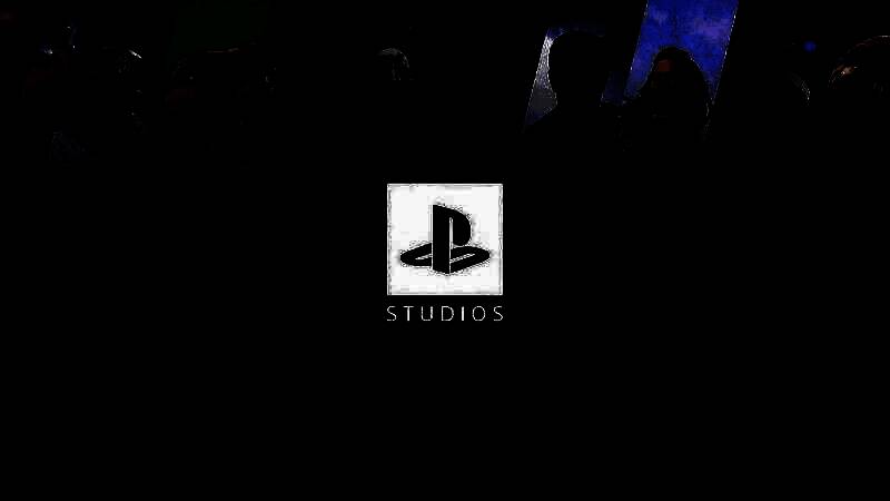 索尼互动娱乐高层在会议中讨论战略方向，背景为PlayStation标志