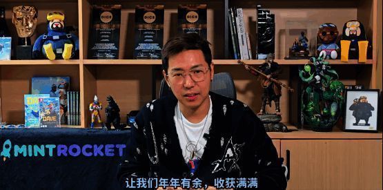 制作人黄载皓在镜头前微笑致意的画面