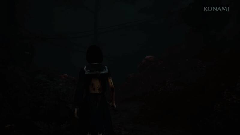 《寂静岭f》室内探索画面，昏黄灯光下充满紧张感