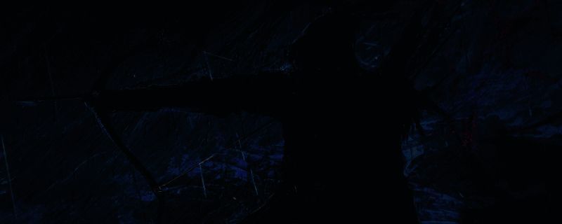 《艾尔登法环：黑夜君临》中铁之眼弓箭手持弓作战的英姿，箭矢破空而出，背景为黑暗风格战场