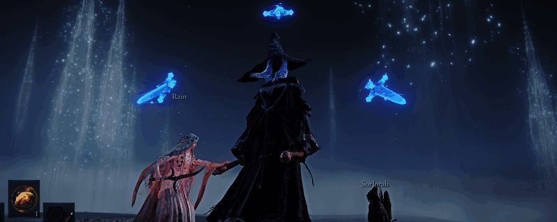 游戏界面展示隐者与复仇者对战画面，背景为黑夜战场，气氛紧张