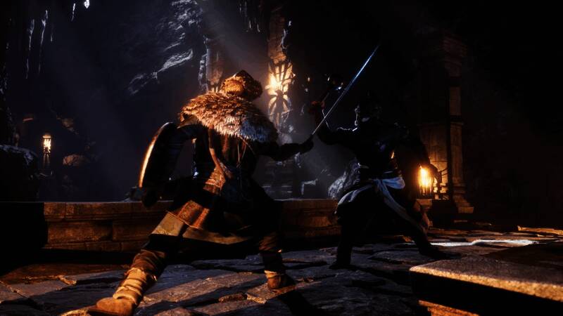 角色使用弓箭瞄准远处骑马敌人，背景是晨曦下的山脉轮廓