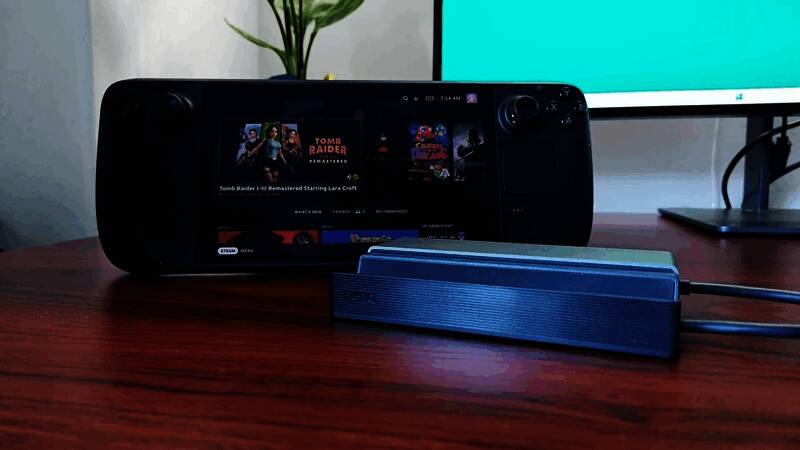 Steam Deck与Switch 2底座对比示意图，展示接口差异与供电变化